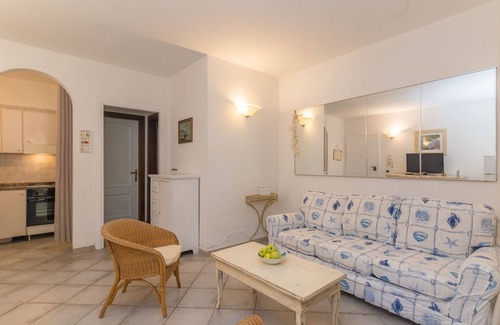 Baia Caddinas Apartamento | Apartamento Peonia by Interhome