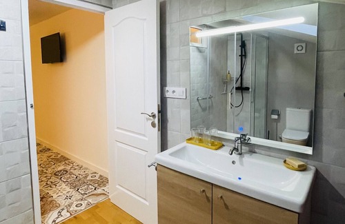 Montreal Apartamento | Apartment "Petit Bonheur" with Shared Terrace & Wi-Fi