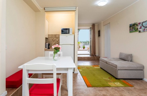 Aci Sant'Antonio Apartamento | Apartment 'Pètra Janca' con vistas a la montaña, terraza privada y aire acondicionado.