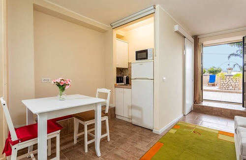 Aci Sant'Antonio Apartamento | Apartment 'Pètra Janca' con vistas a la montaña, terraza privada y aire acondicionado.