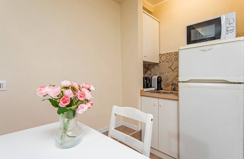 Aci Sant'Antonio Apartamento | Apartment 'Pètra Janca' con vistas a la montaña, terraza privada y aire acondicionado.