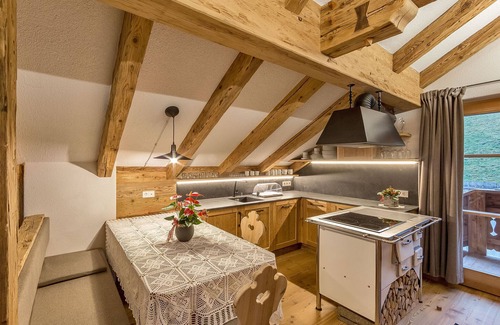 Sorafurcia Apartamento | Apartamento Piz da Peres - Geiselsberg con vistas a la montaña, piscina, sauna, Wi-Fi y jardín