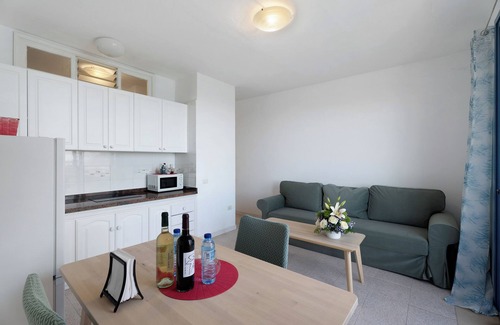 Alojera Apartamento | Apartamento 'Playa Azul - 9' con vistas al mar, terraza privada y Wi-Fi