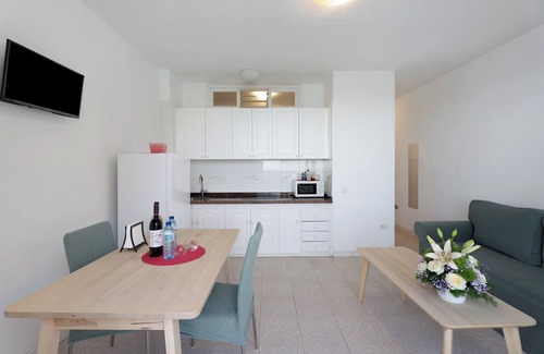 Alojera Apartamento | Apartamento 'Playa Azul - 9' con vistas al mar, terraza privada y Wi-Fi