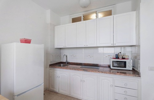 Alojera Apartamento | Apartamento 'Playa Azul - 9' con vistas al mar, terraza privada y Wi-Fi