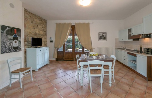 Cecina Casa | Apartamento 'Podere Nuti - 2 Beloro' con piscina compartida, jardín compartido y Wi-Fi