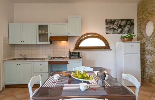 Cecina Casa | Apartamento 'Podere Nuti - 2 Beloro' con piscina compartida, jardín compartido y Wi-Fi