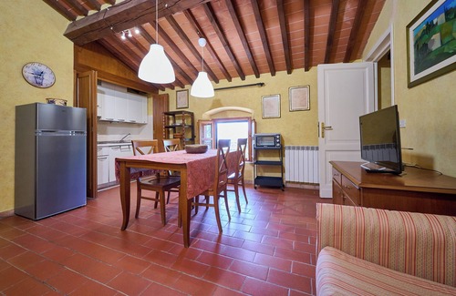 Riotorto Apartamento | Apartment 'Poggio alle Forche - Sole' with Shared Pool, Shared Garden and Wi-Fi