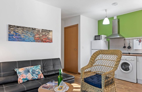 Santianes de Ola Apartamento | Apartamento 'Prao' con vistas a la montaña, terraza privada y Wi-Fi
