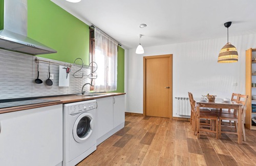 Santianes de Ola Apartamento | Apartamento 'Prao' con vistas a la montaña, terraza privada y Wi-Fi