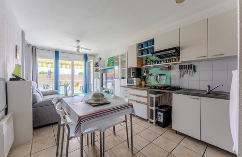 Parentis-en-Born Apartamento | Apartamento 'Proche Plage Parentis' con terraza privada y Wi-Fi