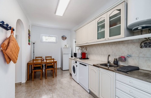 Charneca de Caparica e Sobreda Apartamento | Apartamento 'Lovely Appartement' con balcón, Wi-Fi y aire acondicionado