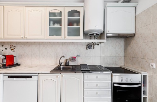 Charneca de Caparica e Sobreda Apartamento | Apartamento 'Lovely Appartement' con balcón, Wi-Fi y aire acondicionado