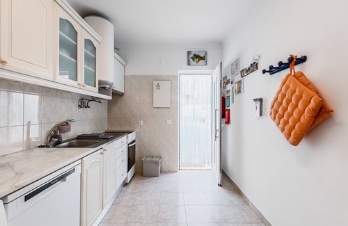 Charneca de Caparica e Sobreda Apartamento | Apartamento 'Lovely Appartement' con balcón, Wi-Fi y aire acondicionado