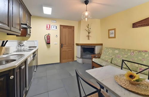 Cibuyo Apartamento | Apartamento 'Puente Del Narcea 3' con vistas a la montaña, terraza privada y Wi-Fi