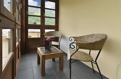 Cibuyo Apartamento | Apartamento 'Puente Del Narcea 3' con vistas a la montaña, terraza privada y Wi-Fi