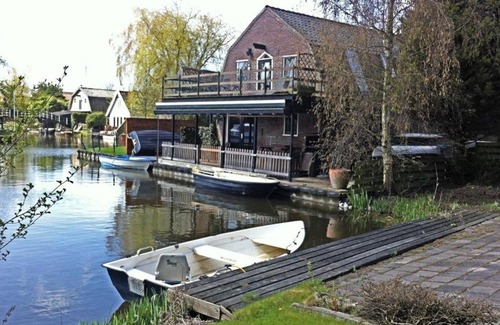Broek op Langedijk Apartamento | Apartment right on the water. With a beautiful view of the canals and fields of "the kingdom of 1000 islands".