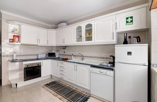 Vila Nova De Cacela Apartamento | Apartamento 'Rosas No Lagar' con terraza privada, Wi-Fi y aire acondicionado