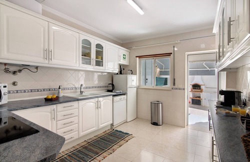 Vila Nova De Cacela Apartamento | Apartamento 'Rosas No Lagar' con terraza privada, Wi-Fi y aire acondicionado