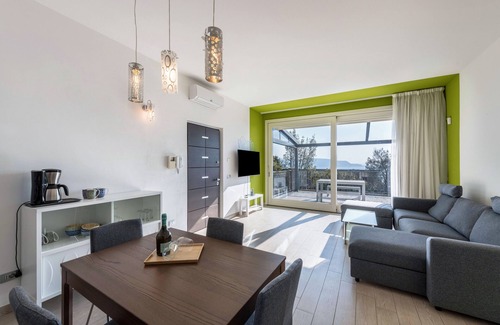 Pulciano Apartamento | Apartamento 'Residencia Virgilio Green' con vistas al lago, Wi-Fi y aire acondicionado