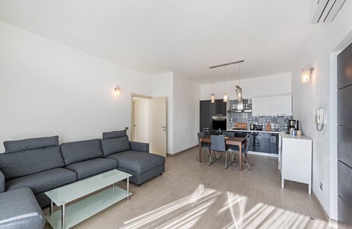 Pulciano Apartamento | Apartamento 'Residencia Virgilio Green' con vistas al lago, Wi-Fi y aire acondicionado