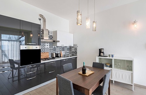 Pulciano Apartamento | Apartamento 'Residencia Virgilio Green' con vistas al lago, Wi-Fi y aire acondicionado