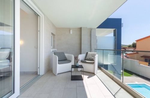 Villa San Pietro Apartamento | Apartamento "Residence Meridian Unità 7" cerca de la playa, piscina, Wi-Fi, A/C y balcón