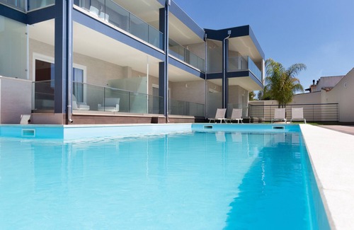 Villa San Pietro Apartamento | "Residence Meridian Unità 6" cerca de la playa, piscina, aire acondicionado, Wi-Fi y balcón