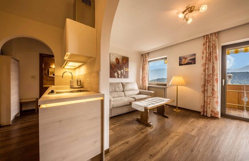 Tesimo Apartamento | Apartamento "Residenz Kronstein - 6" con balcón, jardín compartido y vistas a la montaña