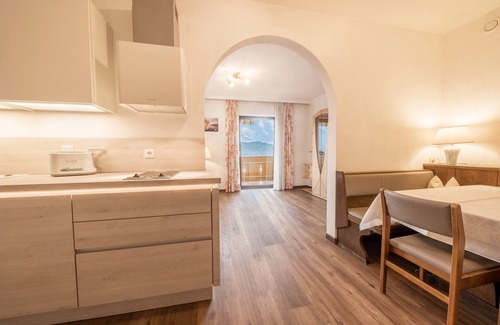 Tesimo Apartamento | Apartamento "Residenz Kronstein - 6" con balcón, jardín compartido y vistas a la montaña