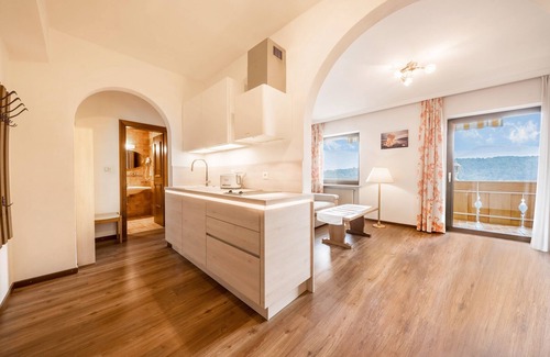 Tesimo Apartamento | Apartamento "Residenz Kronstein - 6" con balcón, jardín compartido y vistas a la montaña