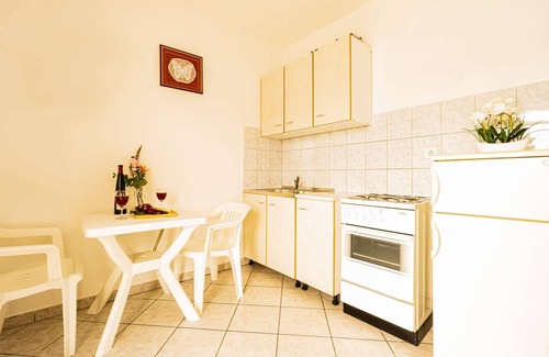 Zubovici Apartamento | Apartment right on the sea, boat dock and shared terrace on the beach
