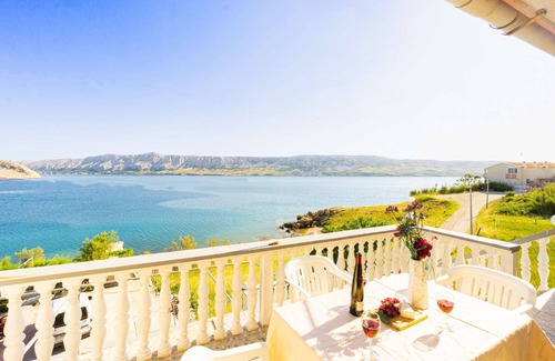 Zubovici Apartamento | Apartment right on the sea, boat dock and shared terrace on the beach
