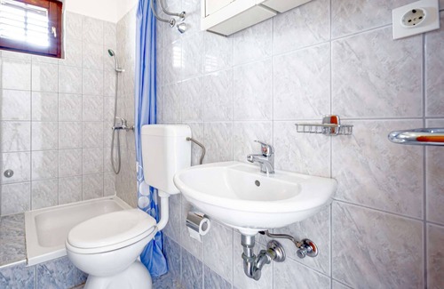 Zubovici Apartamento | Apartment right on the sea, boat dock and shared terrace on the beach