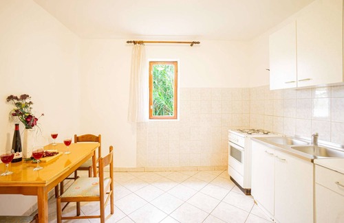 Zubovici Apartamento | Apartment right on the sea, boat dock and shared terrace on the beach