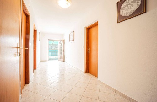 Zubovici Apartamento | Apartment right on the sea, boat dock and shared terrace on the beach