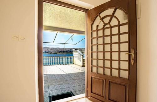 Zubovici Apartamento | Apartment right on the sea, boat dock and shared terrace on the beach