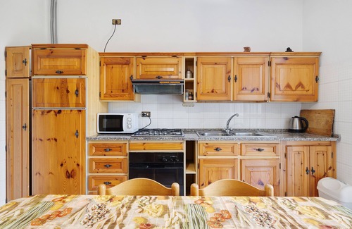 Gorra Apartamento | Apartamento 'Riposo E Relax Al Mare' con vistas a la montaña, terraza privada y Wi-Fi