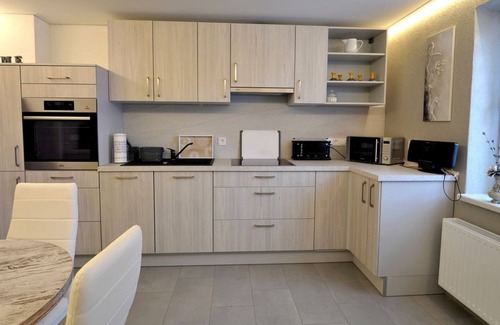 Babow Apartamento | Apartment Rita 2, bedroom, living room, kitchen, shower/WC, outdoor seating area - Ferienwohnungen Rita