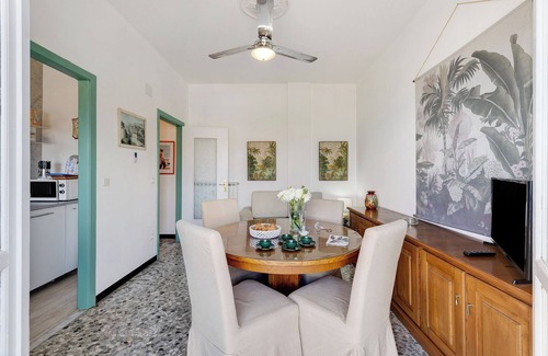 Vado Ligure Apartamento | Apartamento 'Riva Mare 1' con plaza de aparcamiento, vistas al mar, balcón y Wi-Fi