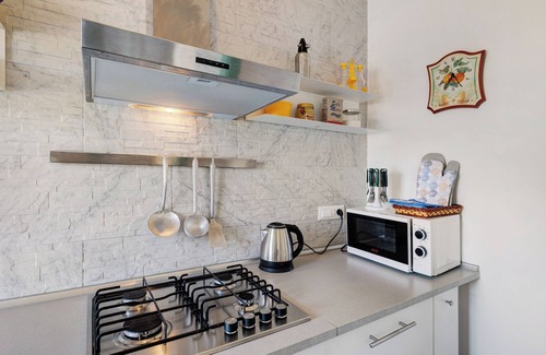 Vado Ligure Apartamento | Apartamento 'Riva Mare 1' con plaza de aparcamiento, vistas al mar, balcón y Wi-Fi