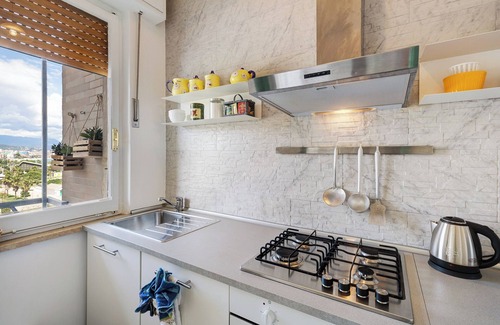 Vado Ligure Apartamento | Apartamento 'Riva Mare 1' con plaza de aparcamiento, vistas al mar, balcón y Wi-Fi