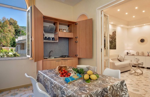 Marina del Cantone Apartamento | Apartamento 'Rooftopnerano - Amazing Sea View' con vistas al mar, Wi-Fi y aire acondicionado.