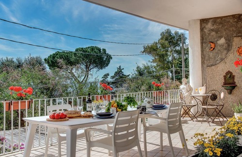 Marina del Cantone Apartamento | Apartamento 'Rooftopnerano - Amazing Sea View' con vistas al mar, Wi-Fi y aire acondicionado.
