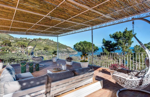 Marina del Cantone Apartamento | Apartamento 'Rooftopnerano - Amazing Sea View' con vistas al mar, Wi-Fi y aire acondicionado.