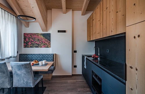Cavedago Apartamento | Apartamento 'Rododendro' con vistas a la montaña, Wi-Fi y aire acondicionado