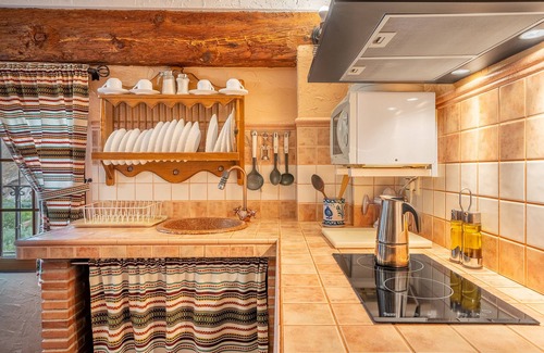 Hinojares Apartamento | Apartamento 'Romero' con vistas a la montaña, Wi-Fi y aire acondicionado