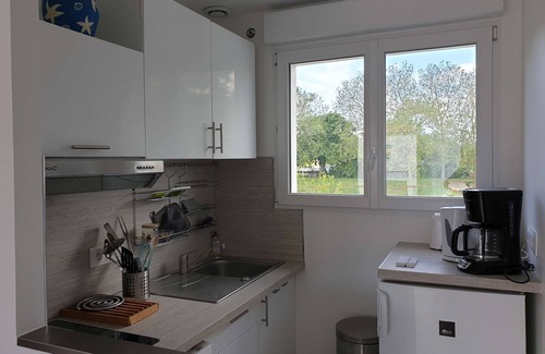 Le Chateau-d'Oleron Apartamento | Apartamento 'Studio Centre Du Château' con balcón y Wi-Fi