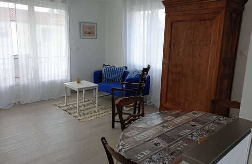 Le Chateau-d'Oleron Apartamento | Apartamento 'Studio Centre Du Château' con balcón y Wi-Fi
