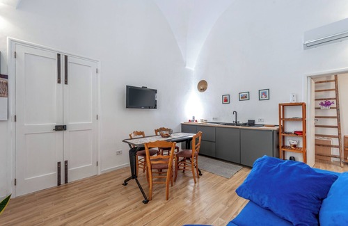 Lecce Apartamento | Apartamento 'Sanbiagioapartment' con balcón, Wi-Fi y aire acondicionado